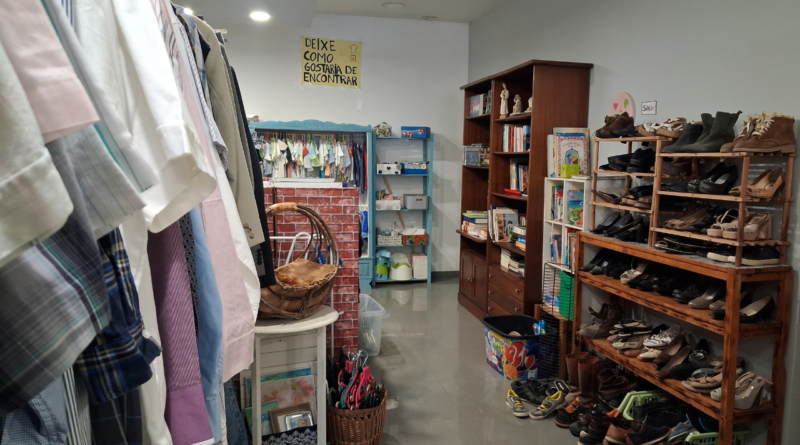 Mercado de roupa em segunda mão em Ourém | Da sobrevivência à tendência Mercado de roupa em segunda mão em Ourém | Da sobrevivência à tendência